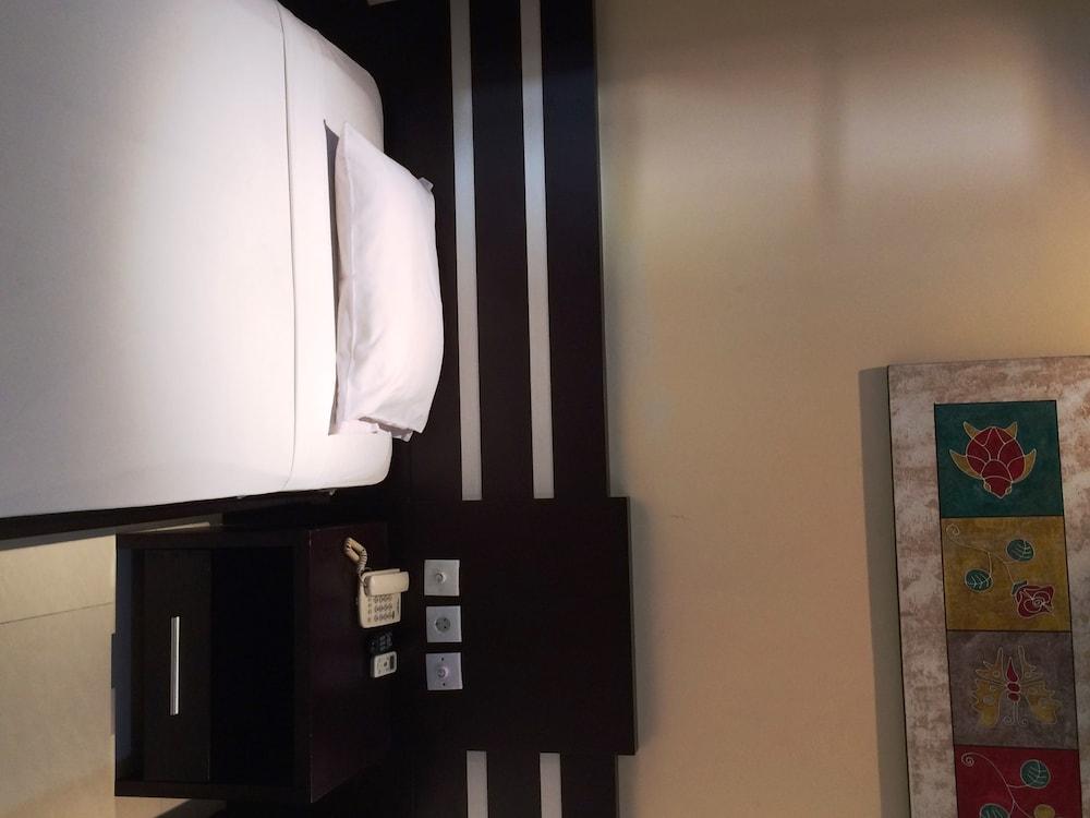 Sri Ratu Hotel เลอกีอัน ภายนอก รูปภาพ